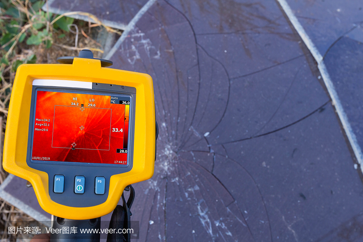 熱掃描(熱成像相機),工業(yè)設備,用于檢查內(nèi)部溫度的機器進行預防性維護,這是太陽能電池板裂紋